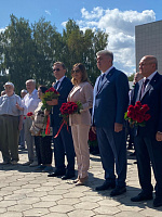 Сергей Когогин возложил цветы к памятнику Евгению Батенчуку